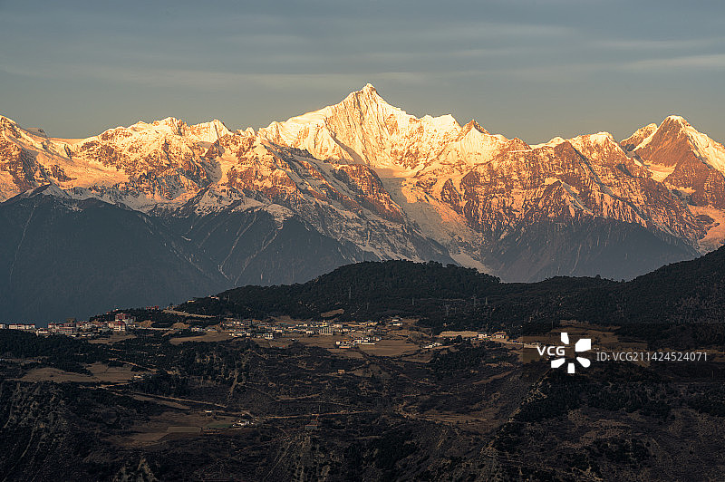 冬季清晨，德钦县，雾浓顶，梅里雪山日照金山图片素材