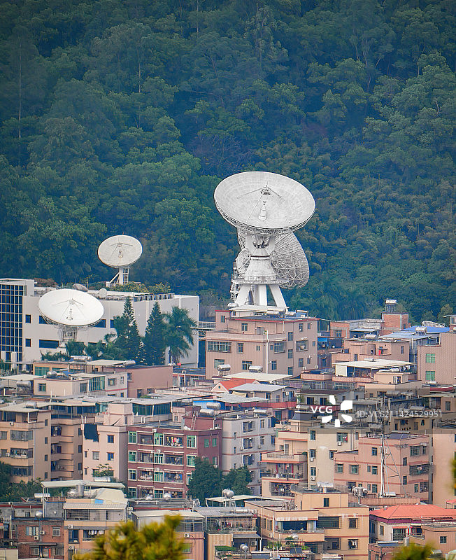城乡卫星中继接收器乡村数字化网络远程通信人造卫星信号信息控制接收站科研中心设立多个大型卫星天线信号图片素材