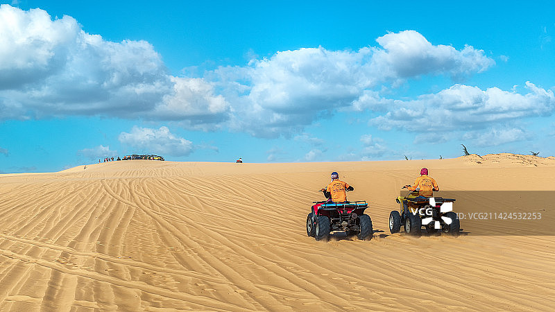 沙丘四驱摩托车图片素材