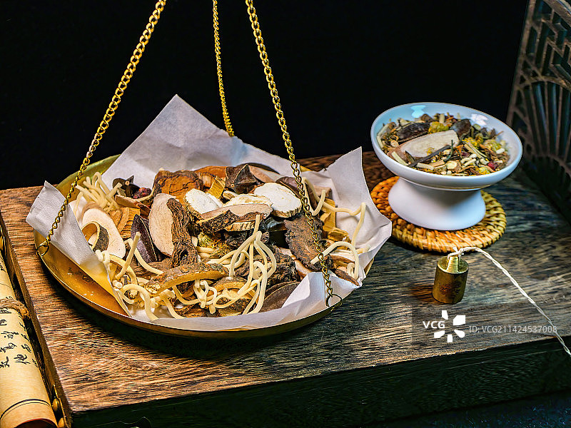 中药材称重金色厘等秤盘戥子秤砣中医国术本草药物与戥秤医师抓药草药治病救人称重等子秤中国古代拍摄风格图片素材