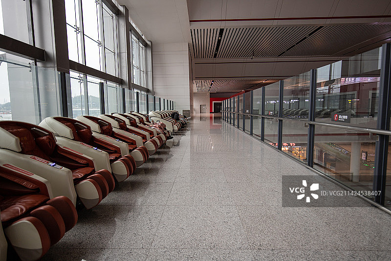 高铁站候车室自动按摩椅图片素材