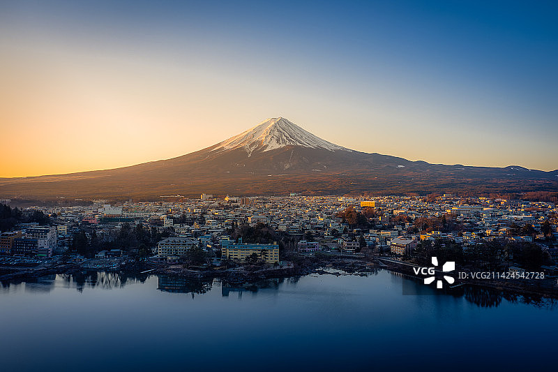 冬季日出，日本河口湖富士山倒影图片素材