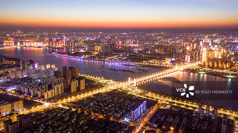 航拍山东省临沂市北京路夜景图片素材