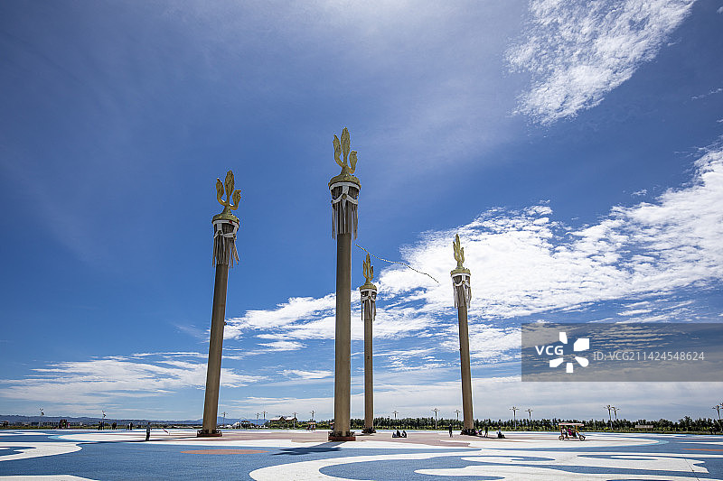 内蒙古自治区呼和浩特市敕勒川草原公园太阳广场的苏力德柱子图片素材