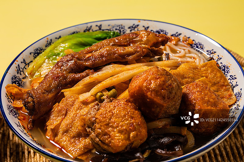 柳州螺蛳粉套餐加鸭脚和油豆腐图片素材