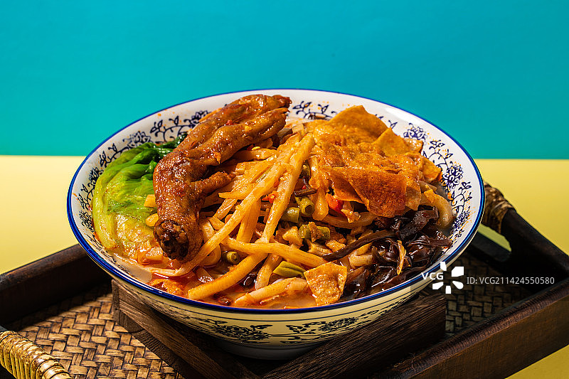 柳州螺蛳粉套餐加鸭脚图片素材