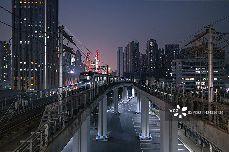 列车驶入重庆地铁环线海棠溪站图片素材