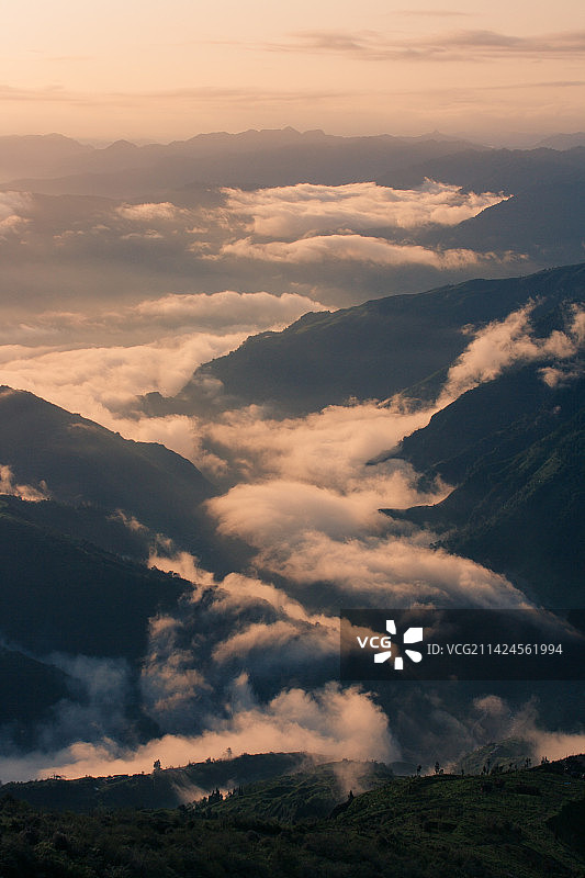 四川省乐山市马边彝族自治县清晨云海风光图片素材