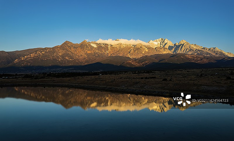 日照金山之玉龙雪山图片素材