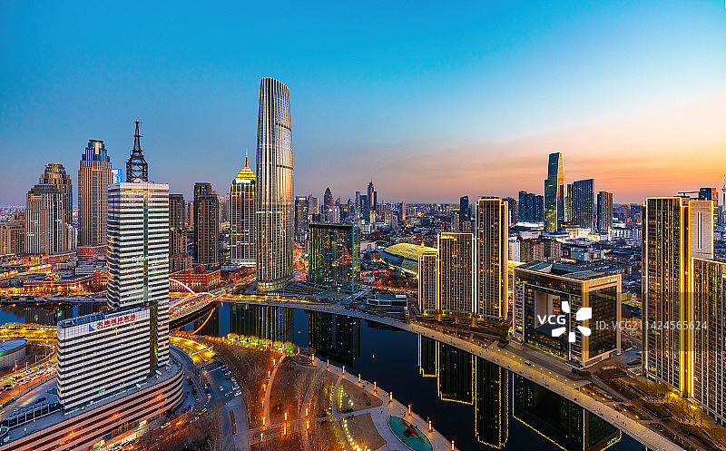 俯瞰天津海河 津塔、瑞吉酒店图片素材