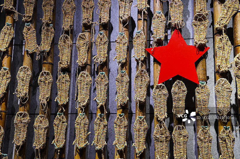 江西于都红军长征出发地纪念园里的长征草鞋图片素材