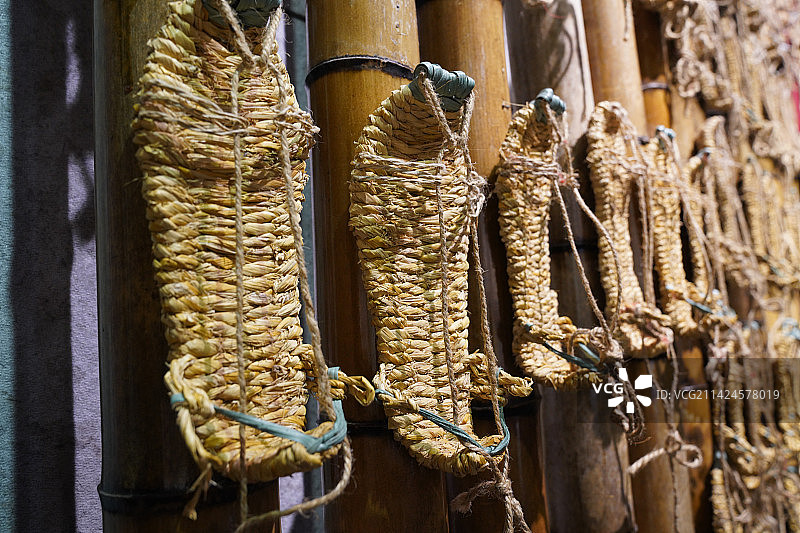 江西于都红军长征出发地纪念园里的长征草鞋图片素材