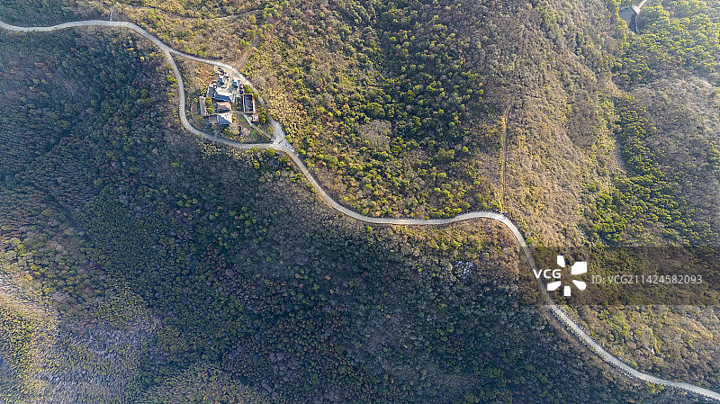 航拍山顶弯曲的小道图片素材