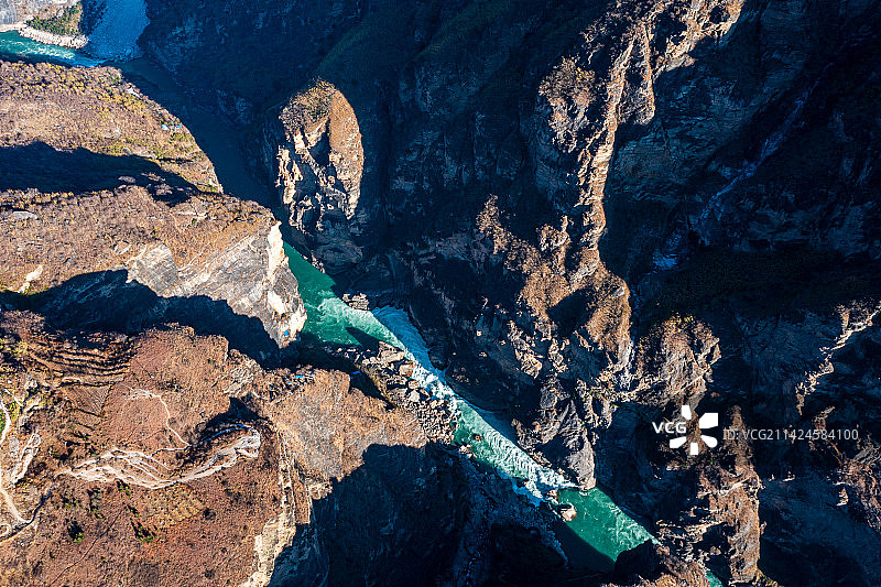 云南省迪庆州香格里拉中虎跳峡风光图片素材