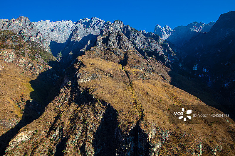 云南省迪庆州香格里拉中虎跳峡风光图片素材