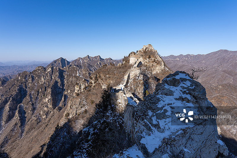 蓝天下箭扣长城悬崖绝壁映残雪图片素材