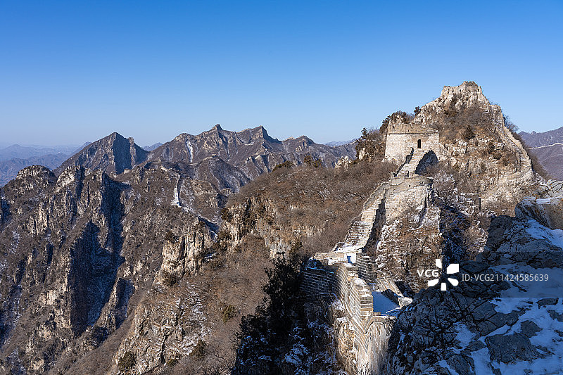 蓝天下箭扣长城悬崖绝壁映残雪图片素材