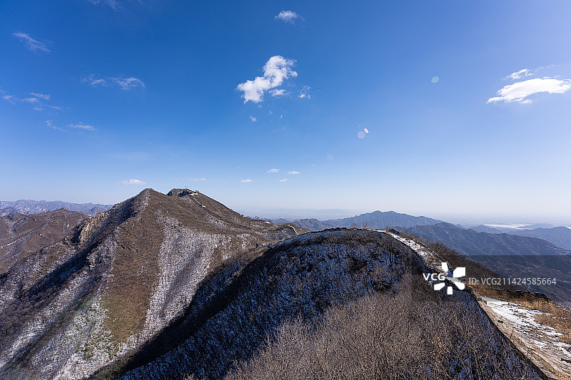 蓝天下箭扣长城悬崖绝壁映残雪图片素材