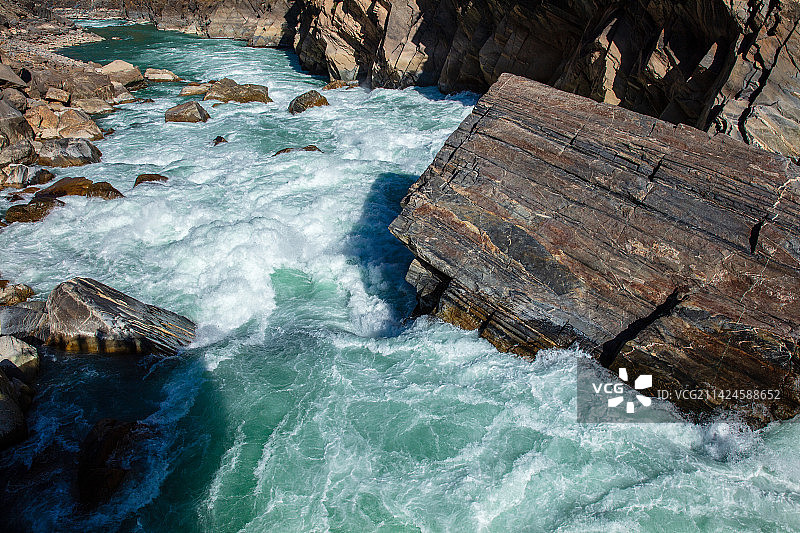 云南省迪庆州香格里拉上虎跳峡图片素材