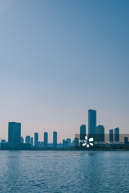 江苏宜兴东氿湖滨的天际线图片素材