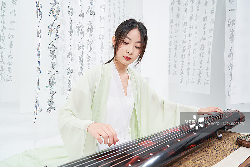 弹奏古筝的古装美女图片素材