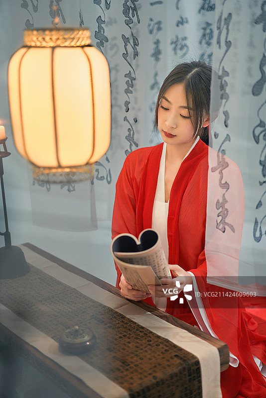 掌灯看书的古装美女图片素材