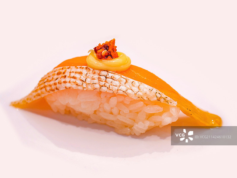 川香麻辣火灸三文鱼带皮鱼腩刺身寿司日式美食新鲜冷冻大西洋鲑鱼刺身川辣口感中日结合美食即食三文鱼饭团图片素材