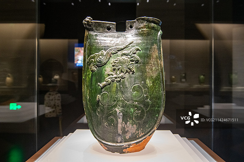 辽宁省博物馆馆藏辽代绿釉贴盘龙菊花流云纹双孔鸡冠壶图片素材