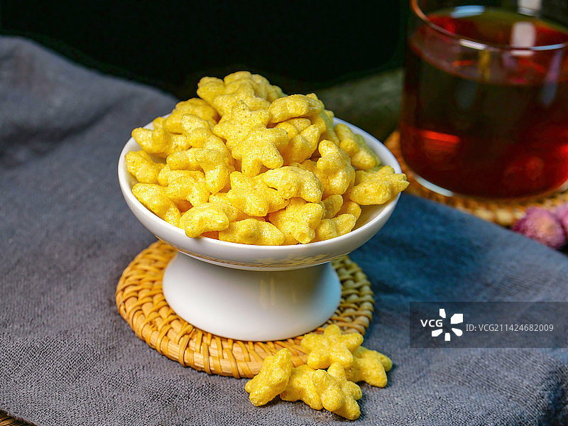 膨化食品可口零食金黄酥脆精致谷物烘焙烤制小饼干早餐下午茶零食玉米制品儿童营养办公室白领瘦身代餐零食图片素材