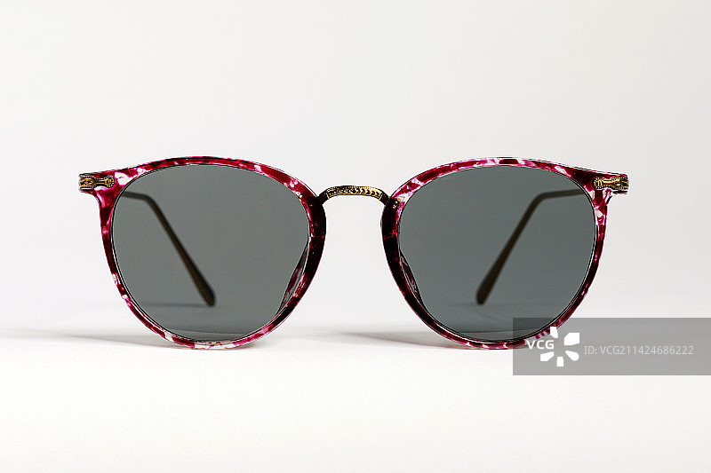 亚马逊电商白底产品图，时尚眼镜图片素材