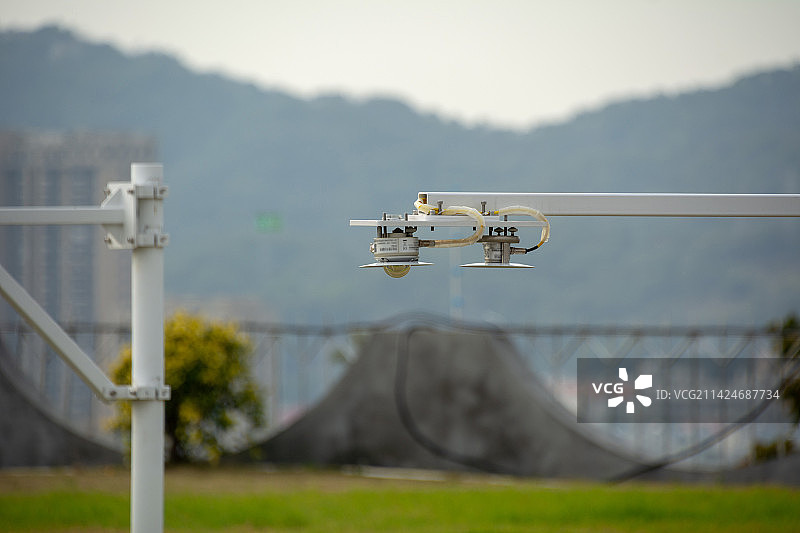 城市山顶气象站与气象监测设备  天气 温度 环境 科学 测量 工具 春天 夏天图片素材