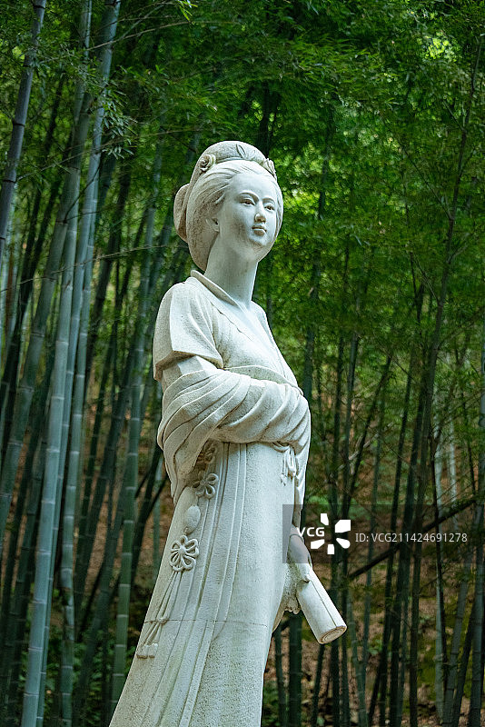 由诗仙李白而闻名的敬亭山公园一角，汉白玉雕刻而成的玉真公主像矗立在绿色竹林中，唐睿宗李旦第九女李玄玄图片素材