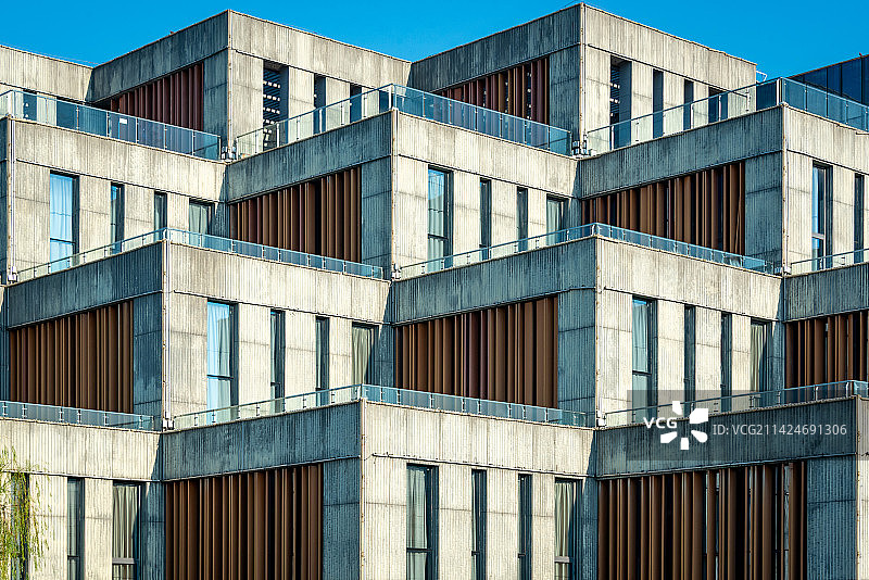 蓝天下一个个房子立方体层层递进的现代建筑，宣城市图书馆图片素材