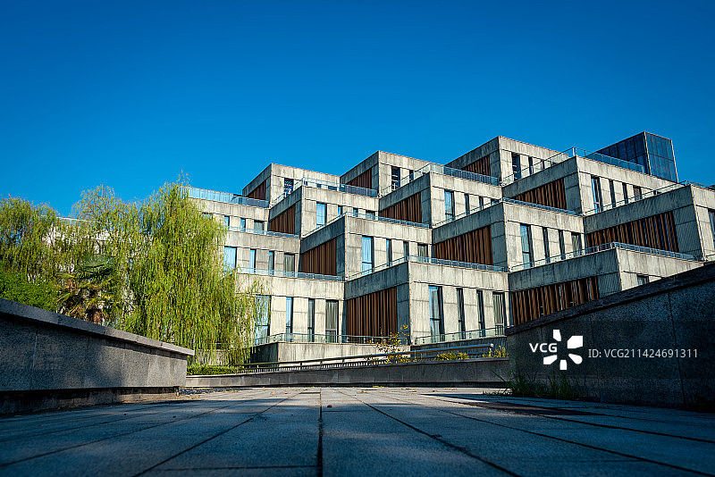蓝天下一个个房子立方体层层递进的现代建筑，宣城市图书馆图片素材
