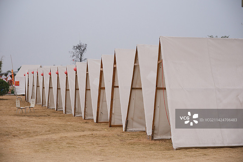 一排三角帐篷图片素材