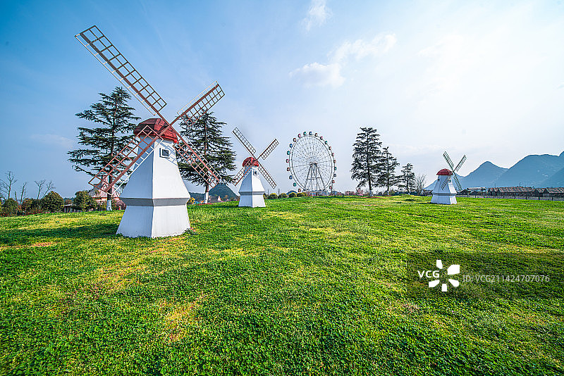 贵州省贵阳市游乐场里的风车和摩天轮图片素材