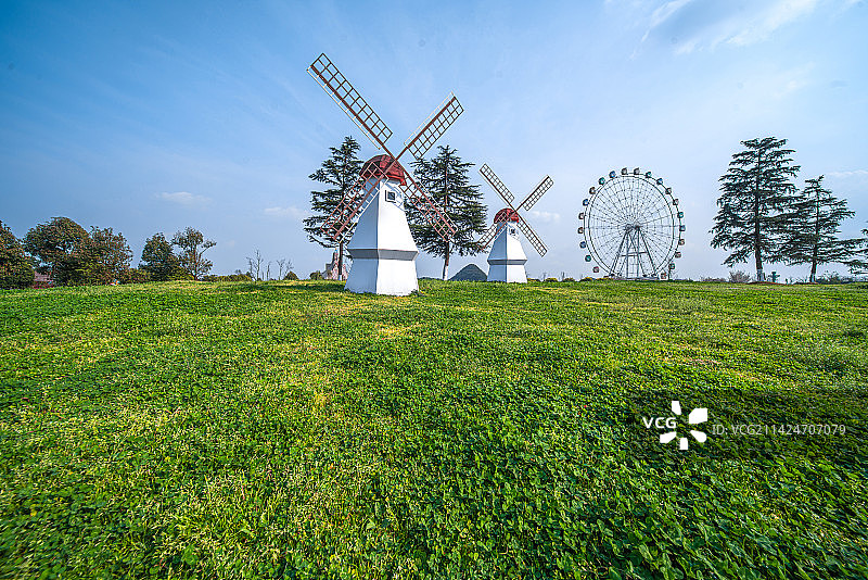 贵州省贵阳市游乐场里的风车和摩天轮图片素材