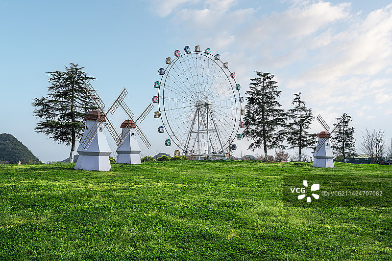 贵州省贵阳市游乐场里的风车和摩天轮图片素材