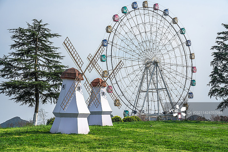贵州省贵阳市游乐场里的风车和摩天轮图片素材