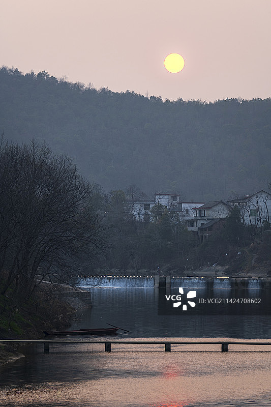 落日下的小山村图片素材