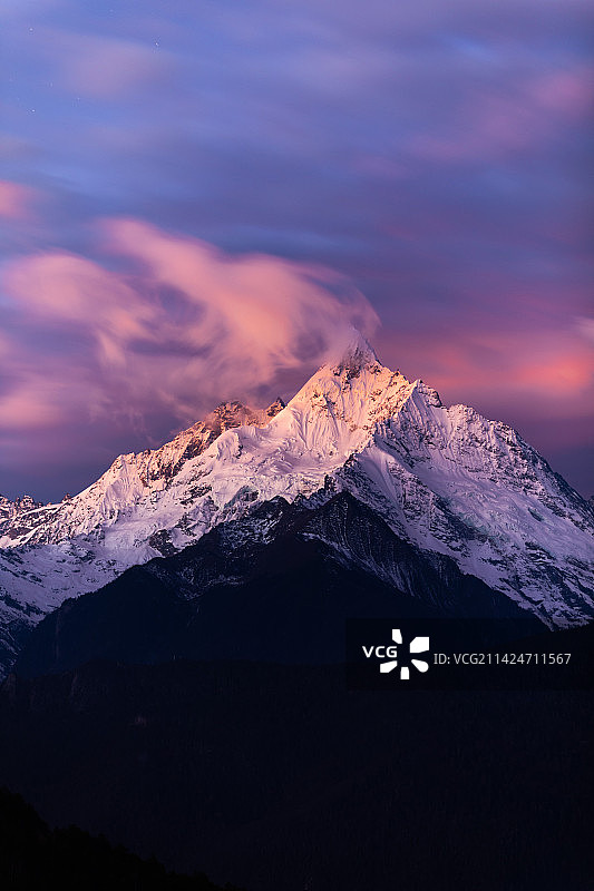 梅里雪山火烧云日照金山图片素材