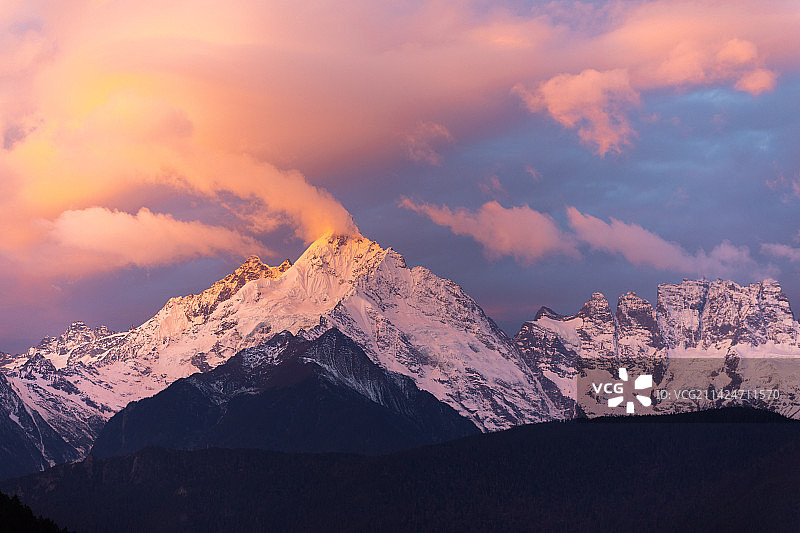 梅里雪山火烧云日照金山图片素材