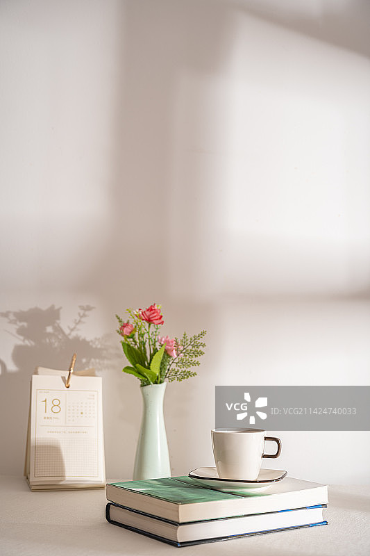上午阳光窗影品味咖啡阅读书籍图片素材