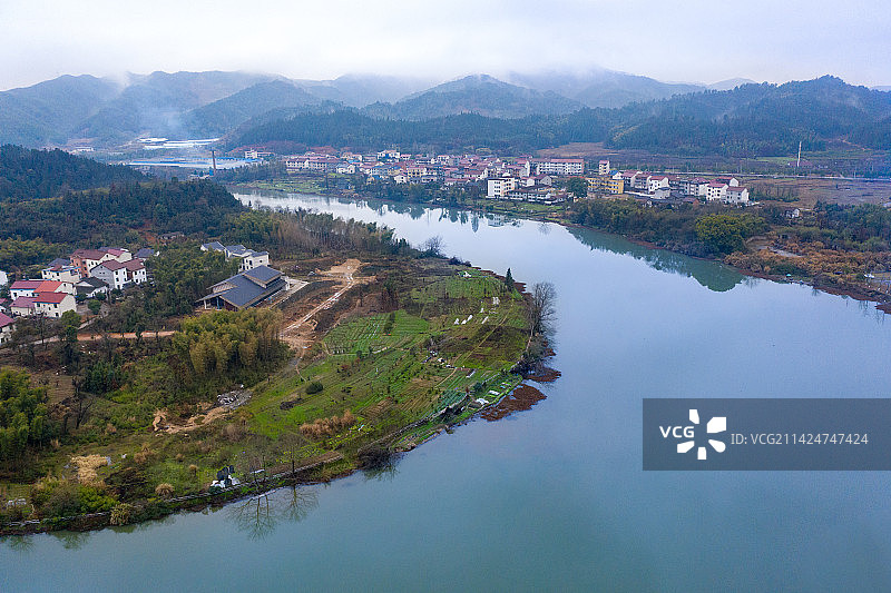 早春二月的江西宜黄彭公岛烟雨霏霏，如梦似幻。图片素材