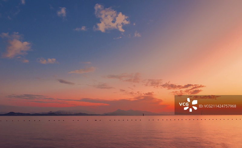 夕阳下的海边图片素材