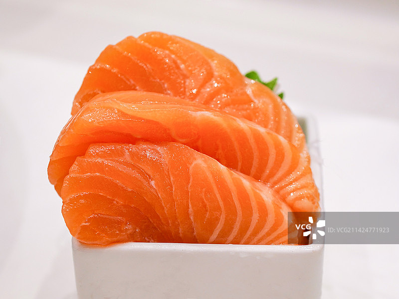 新鲜挪威三文鱼生鱼片日式料理刺身肉质肥腻颜色橙红鲜亮速鲜进口冷冻大西洋深海鲑鱼肉片视觉味蕾双重享受图片素材
