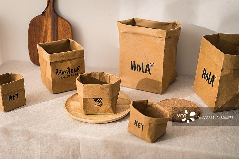 桌子上装着面包水果的牛皮纸袋子收纳袋图片素材