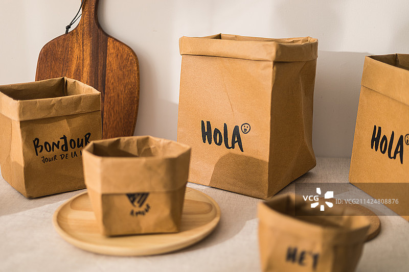 桌子上装着面包水果的牛皮纸袋子收纳袋图片素材