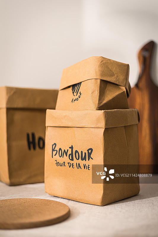 桌子上装着面包水果的牛皮纸袋子收纳袋图片素材
