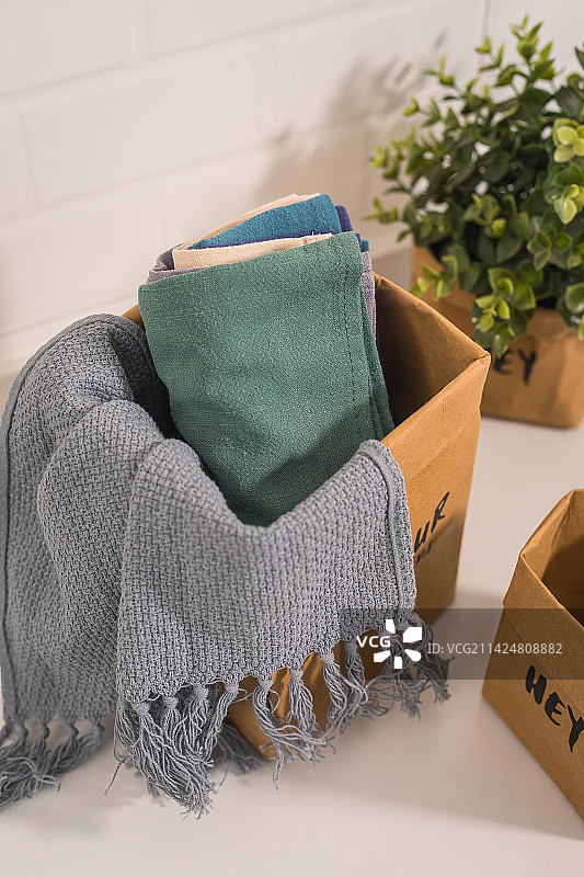 桌子上装着面包水果的牛皮纸袋子收纳袋图片素材